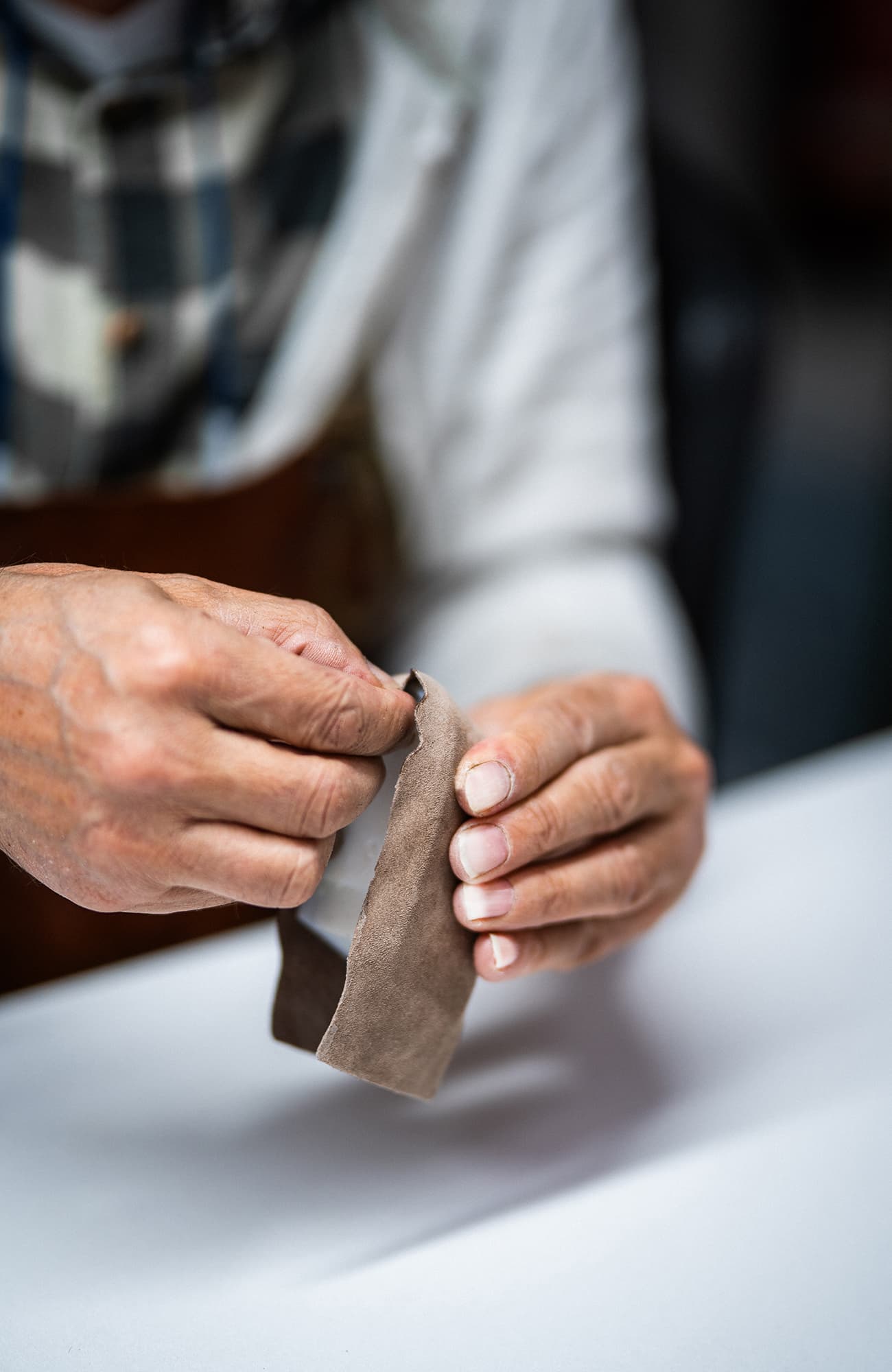 Mains recouvrant un talon de cuir