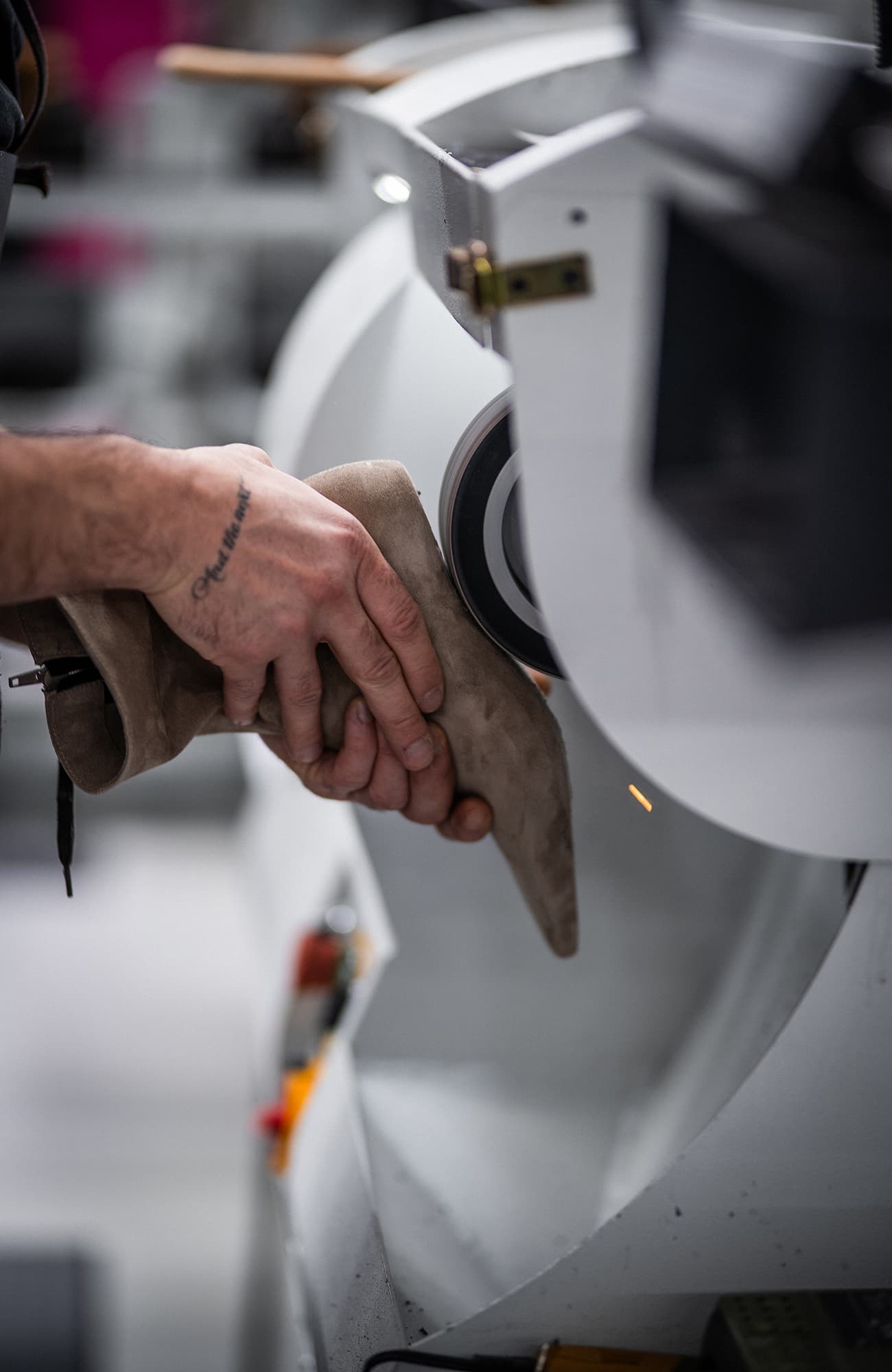Talon aligné et fixé à la machine