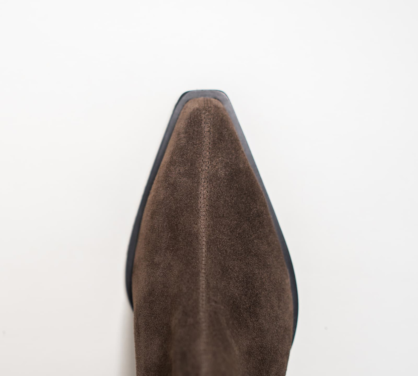 Spitze einer Stiefelette aus braunem Veloursleder