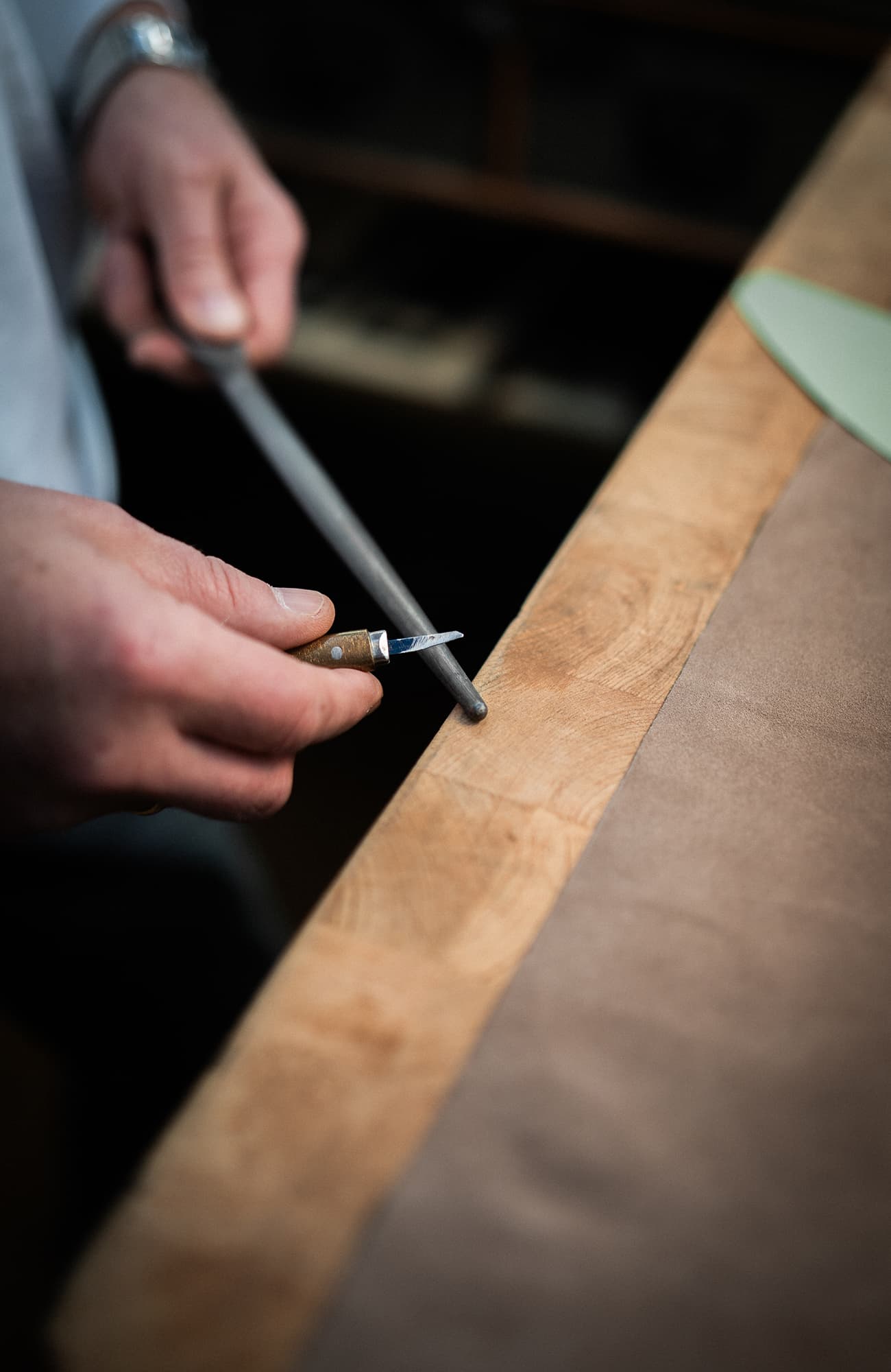 Découpe d'un morceau de cuir au couteau