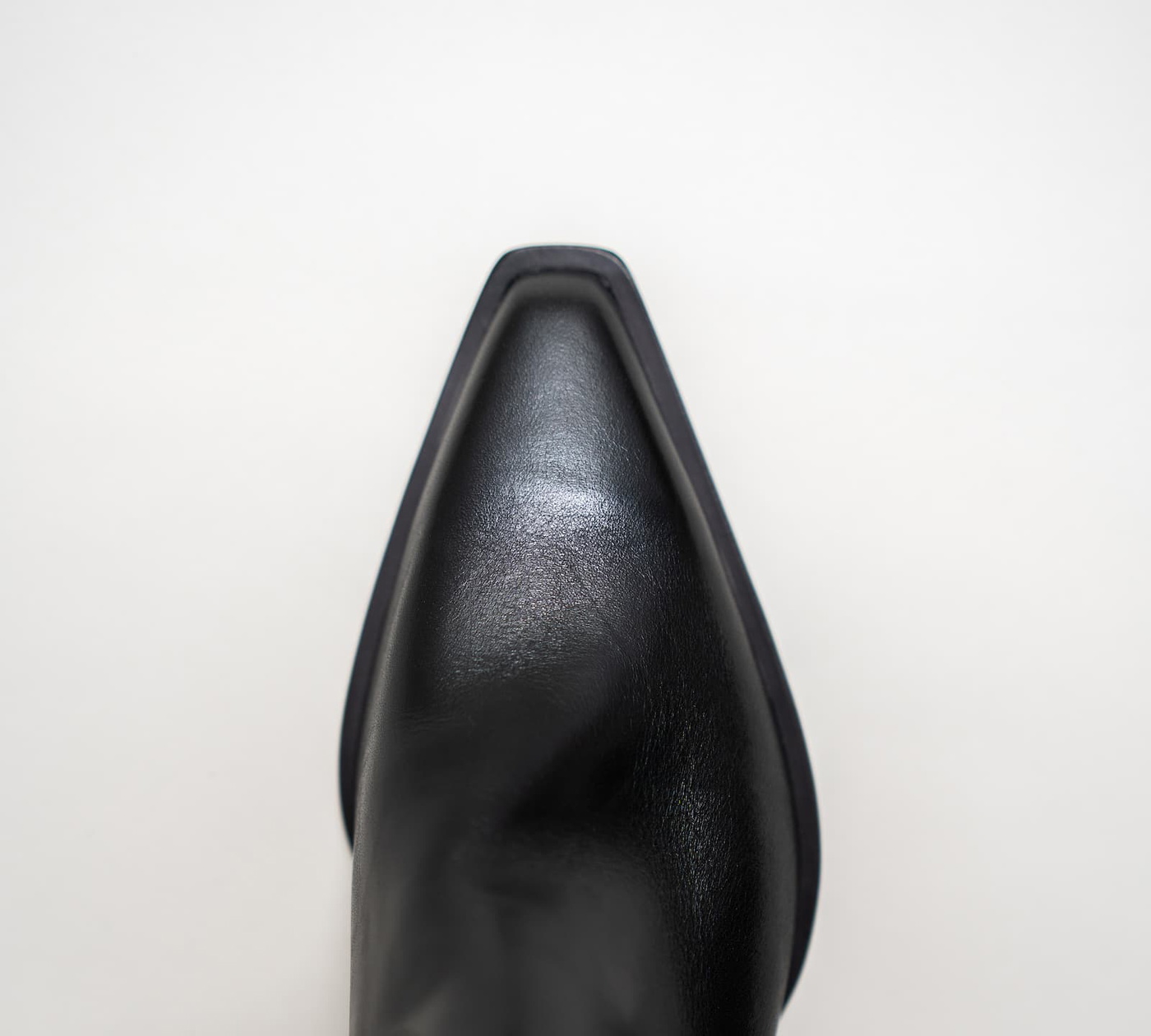 Spitze einer Stiefelette aus schwarzem Glattleder