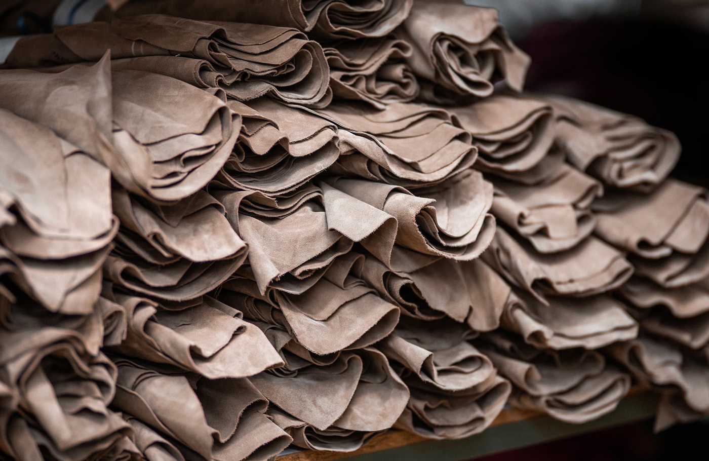 Peaux de cuir empilées dans la manufacture