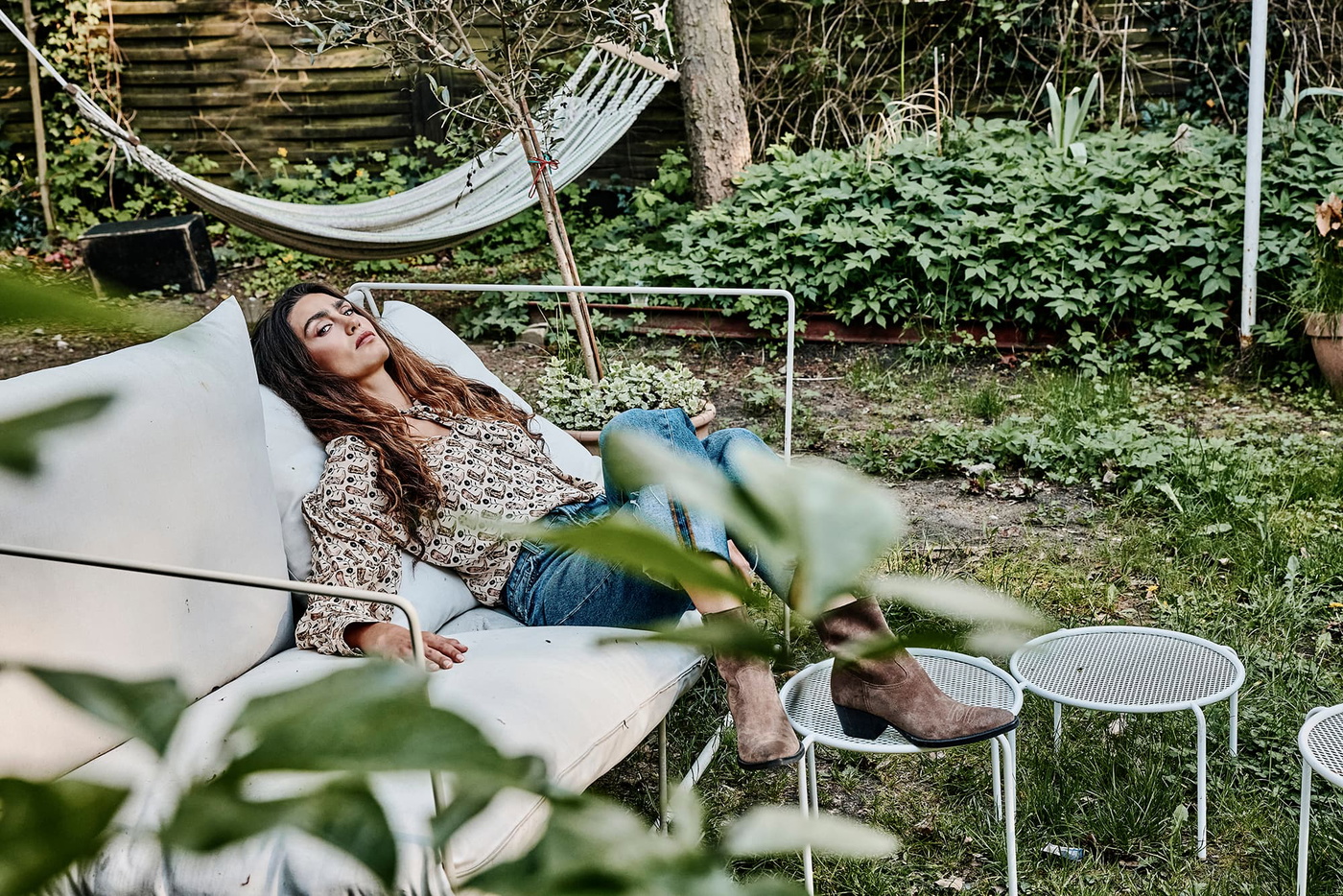 Frau mit Stiefeletten von Kennel & Schmenger im Garten