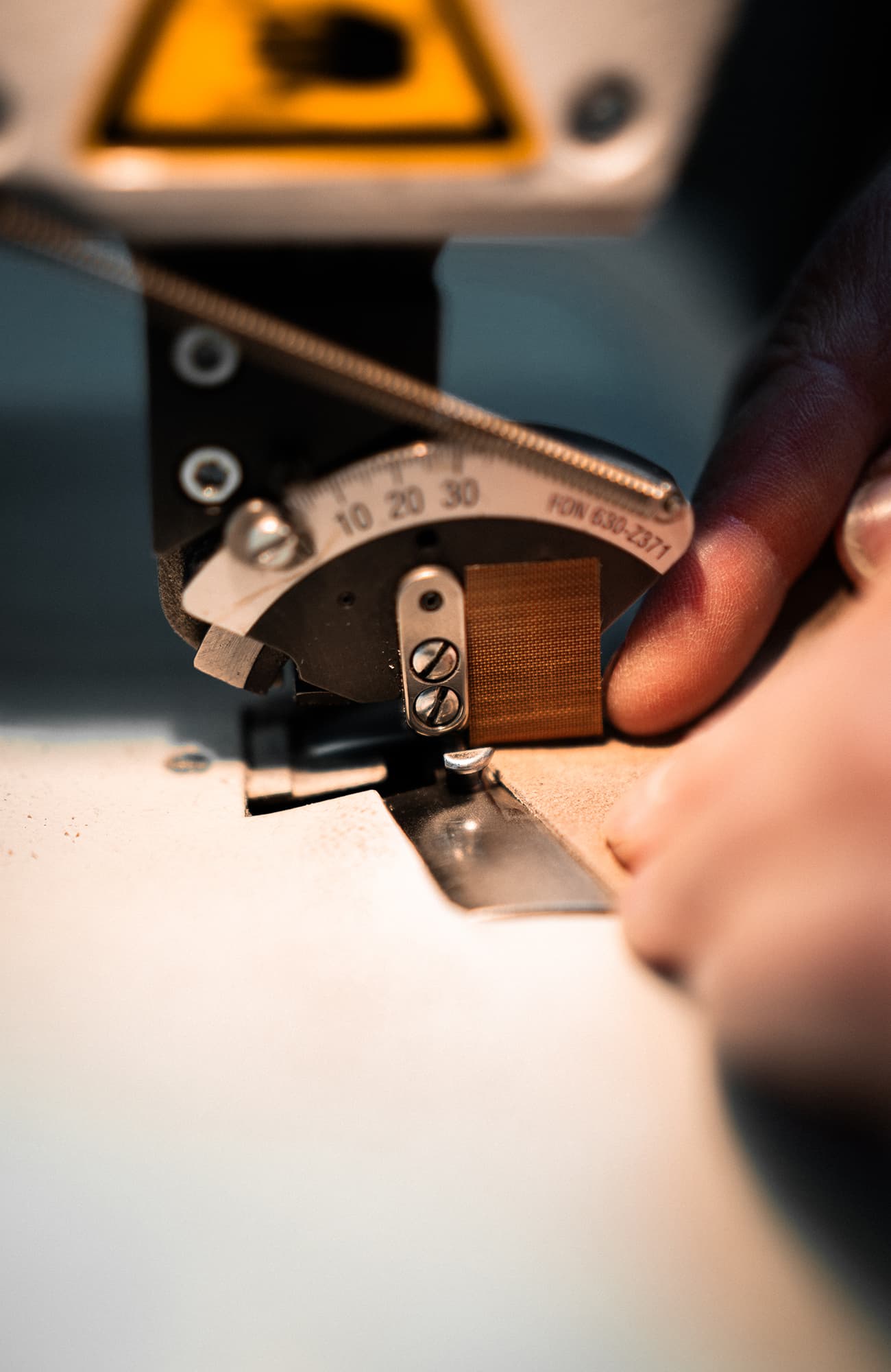 Machine à coudre piquant une pièce de cuir de la tige