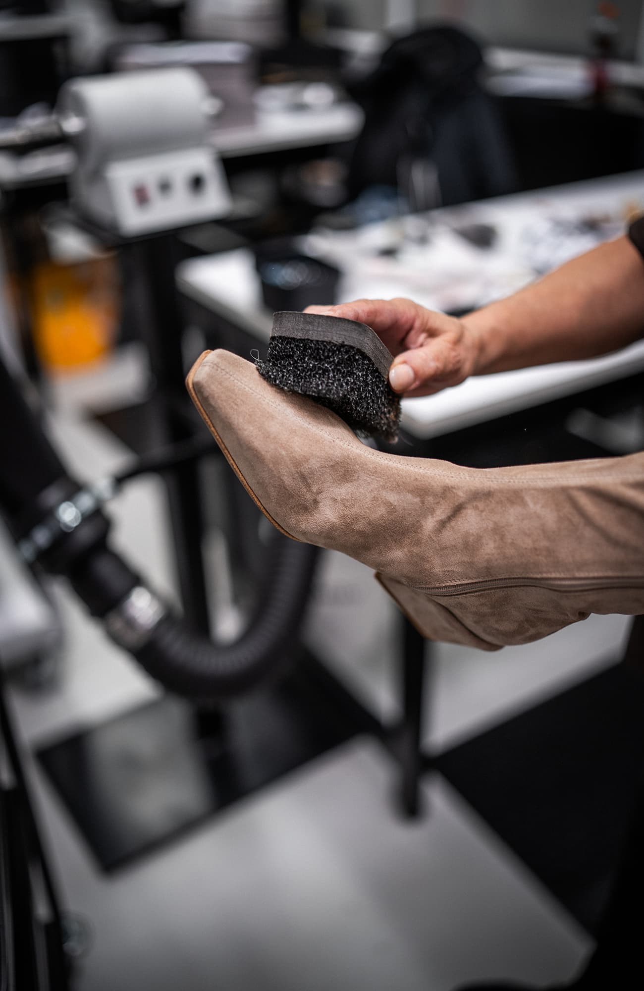 Mains lors du contrôle qualité final de la chaussure