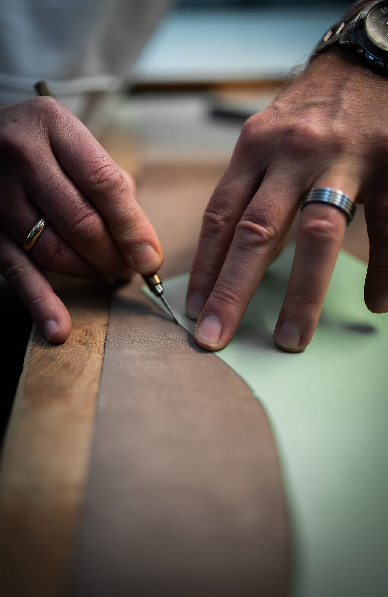Découpe précise du cuir au couteau