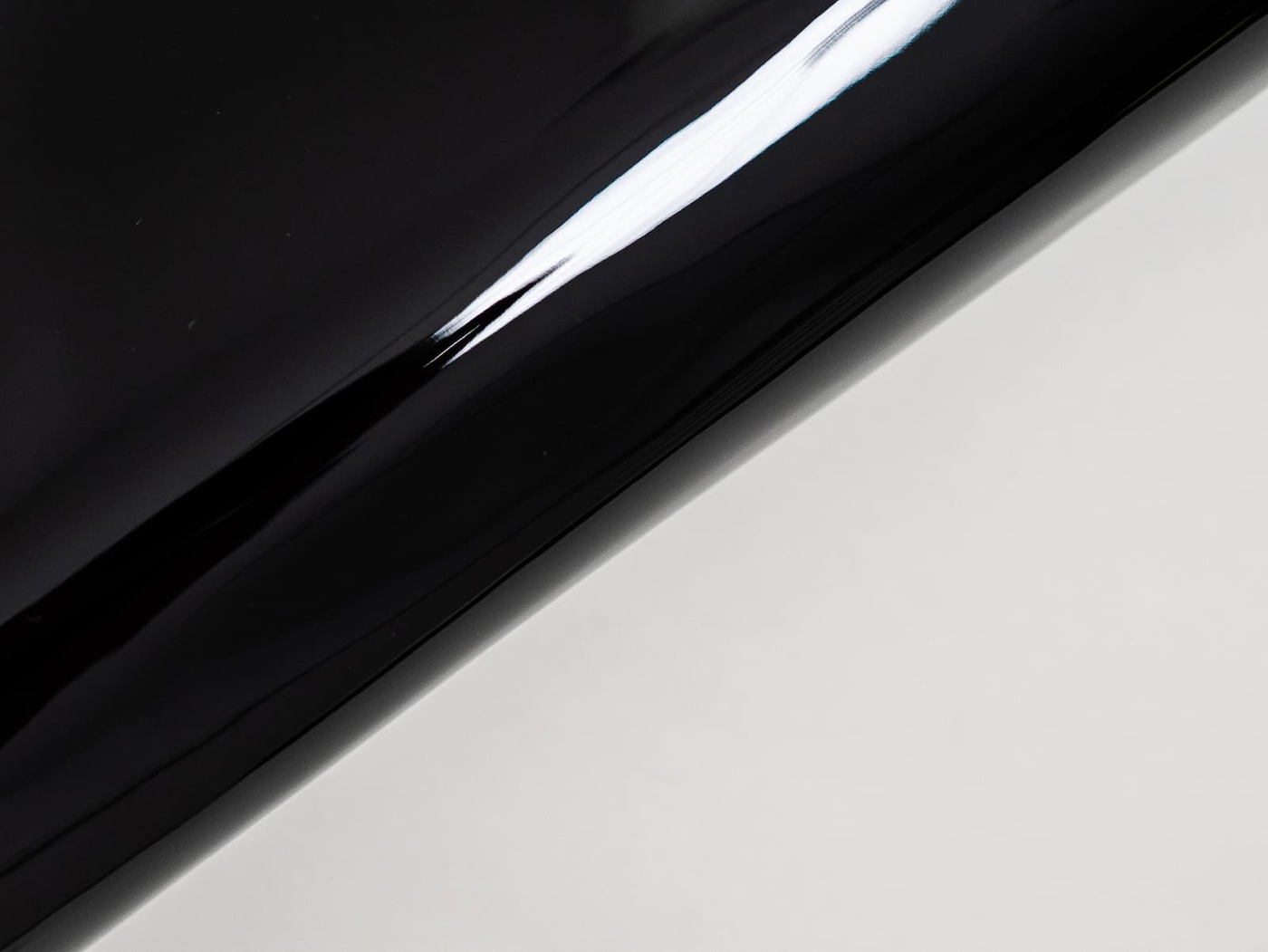 Schwarzes Lackleder