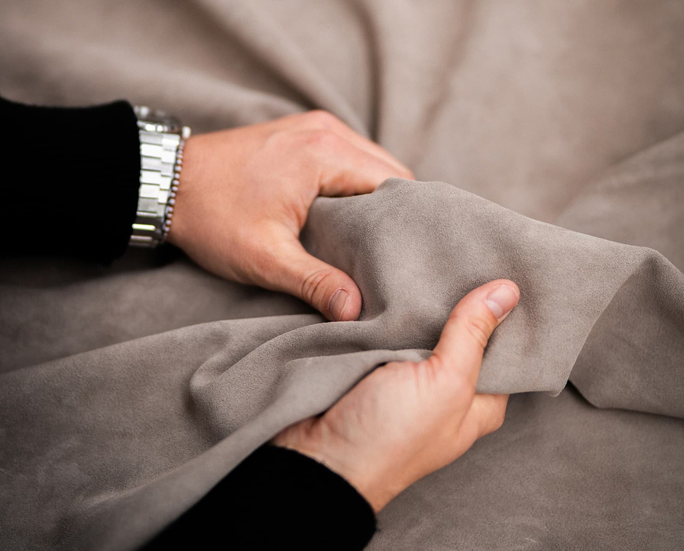 Mains contrôlant une peau de cuir
