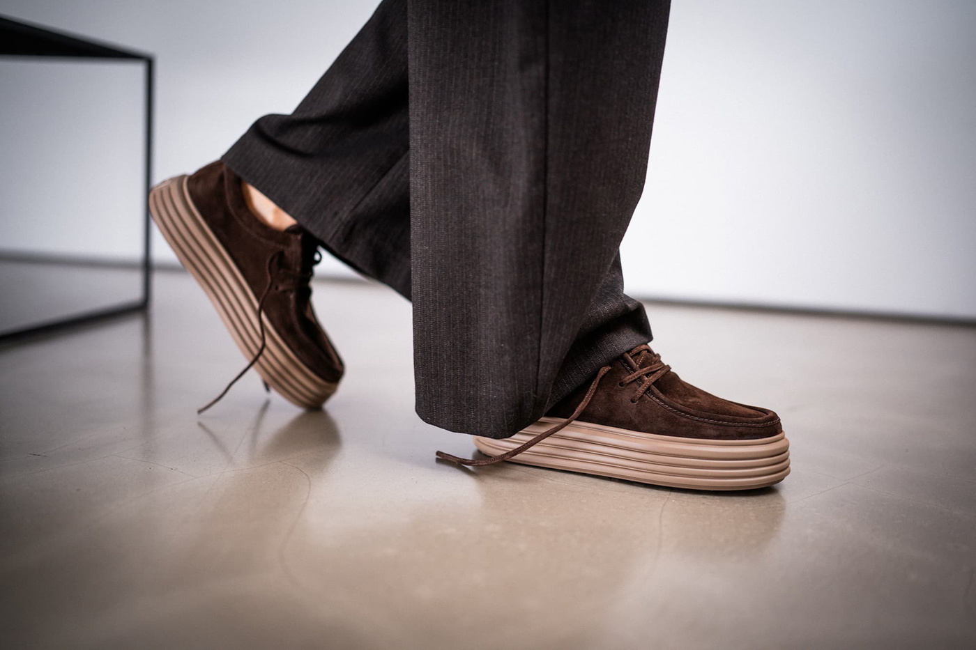 Schnürschuh aus Veloursleder am Fuß