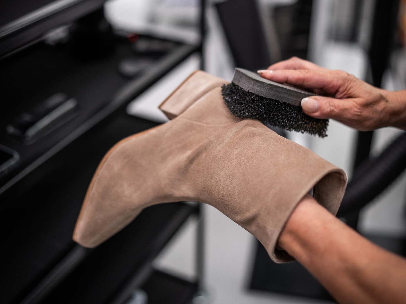 Veloursleder-Stiefelette wird mit einer Bürste gereinigt