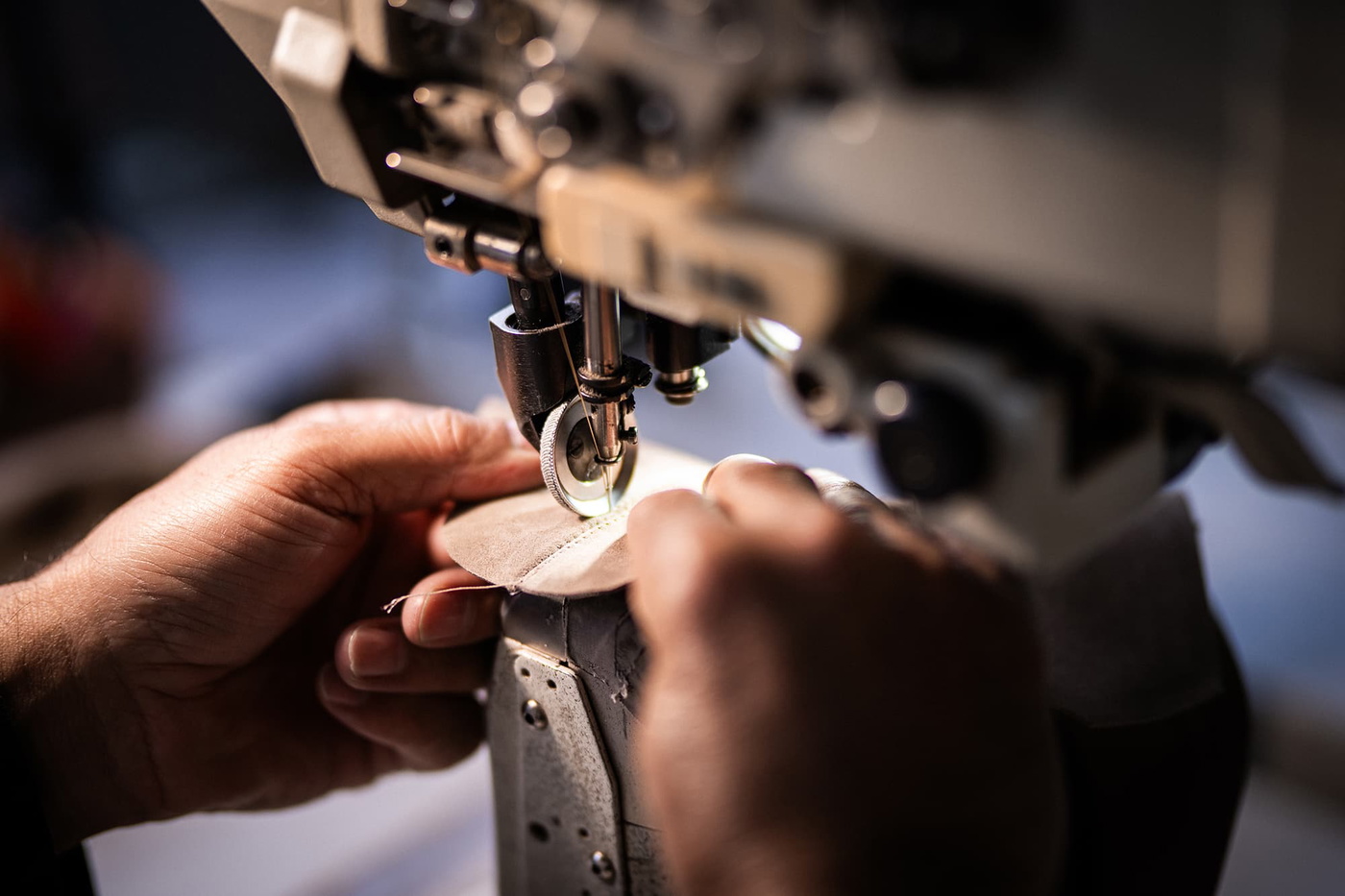 Schuhfertigung von Hand an der Nähmaschine